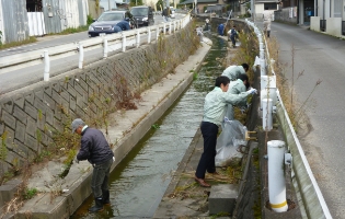 地元河川の清掃活動の様子