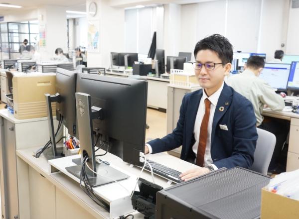 川東 伸吉さん  業務風景